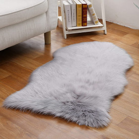 Tapis en fausse fourrure douce dimension 55 x 85 cm