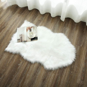 Tapis en fausse fourrure douce dimension 55 x 85 cm