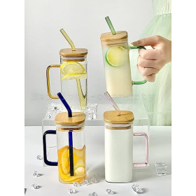 Verres de cuisine avec poignées colorées et pailles